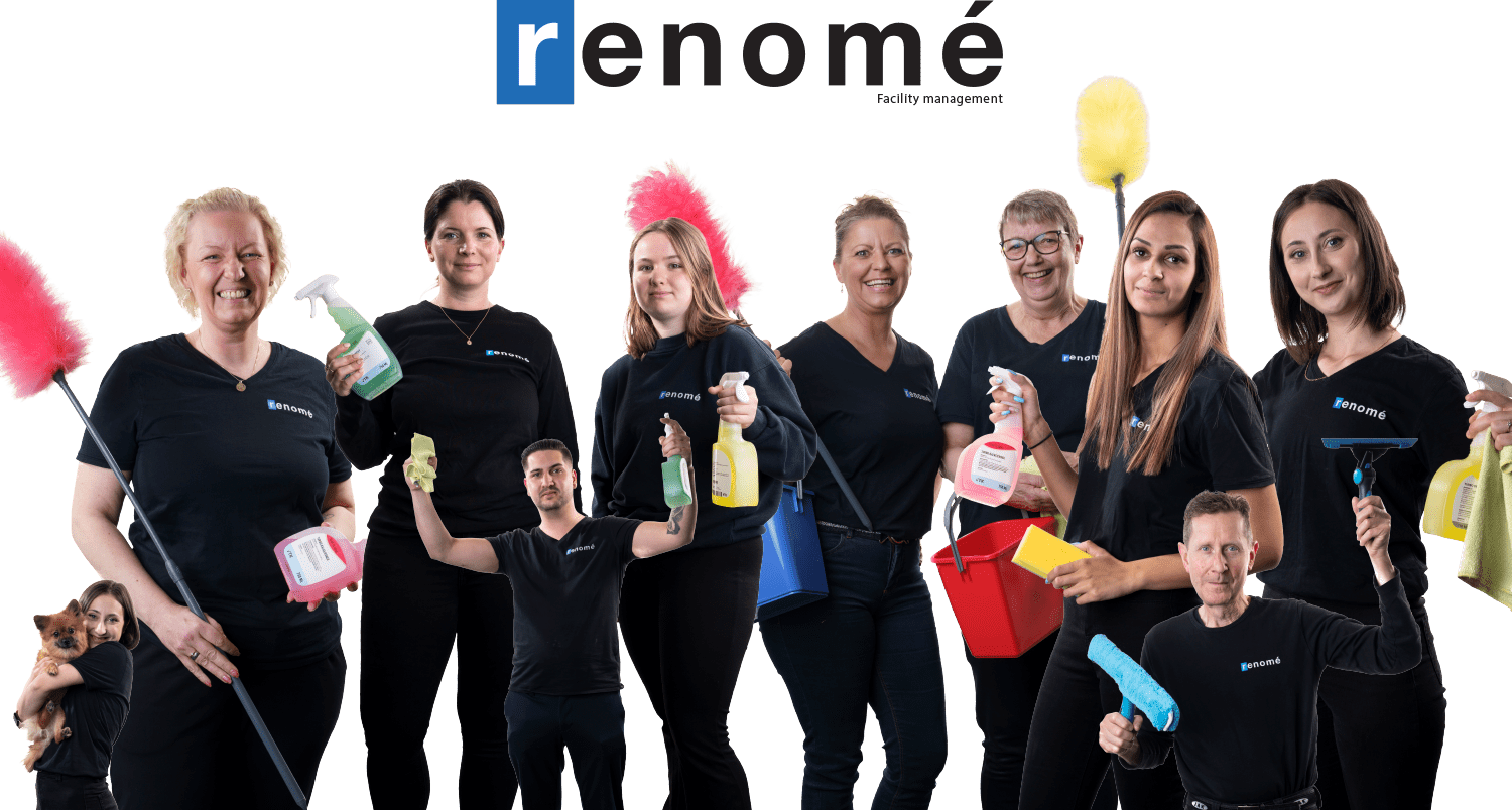 Renomé rengøringspersonale smiler med rengøringsartikler, klar til kontorrengøring.